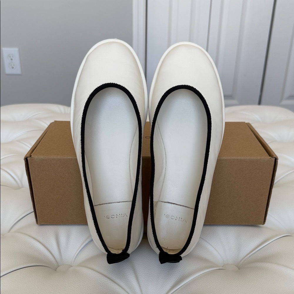 Vince write leather flats with black trim. Size US7,5 EUR38